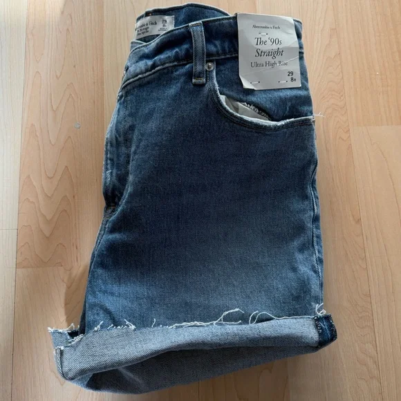 NWT Abercrombie 90’s Straight Ultra High Rise Jean Shorts - Size 29/8R - Picture 2 of 4